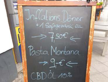 Ein Schild vor einem Dönerladen mit Preisen. Die Kosten für einen Döner betragen 7,50 Euro.