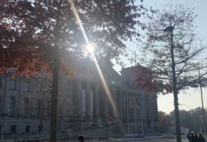 Herbstliches Bild vom Reichstagsgebäude