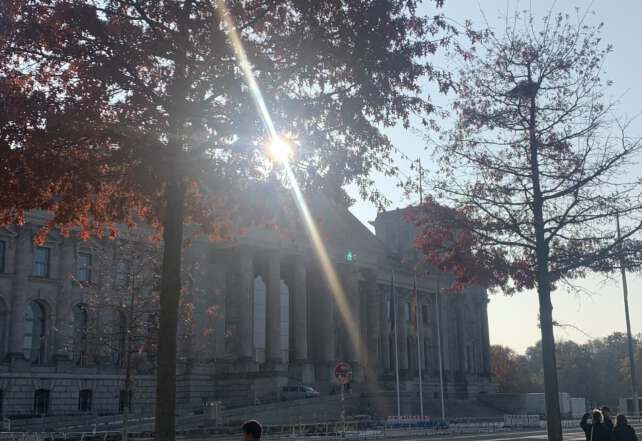 Herbstliches Bild vom Reichstagsgebäude