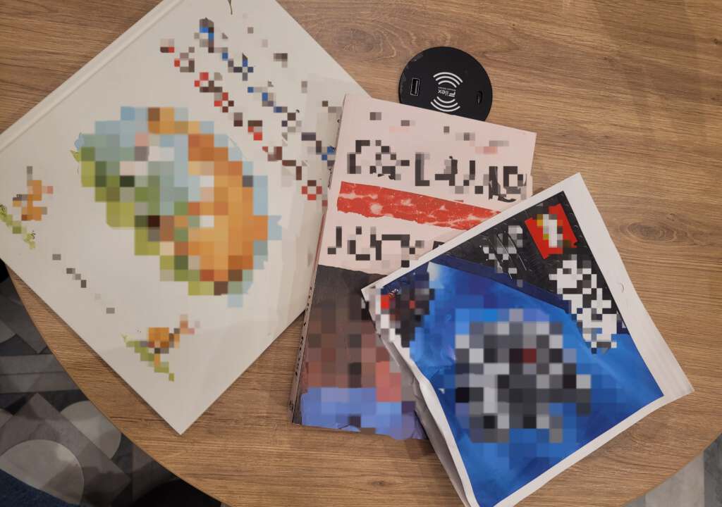Buch und Bilder mit verpixeltem Cover