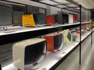 alte Fernseher im Regal