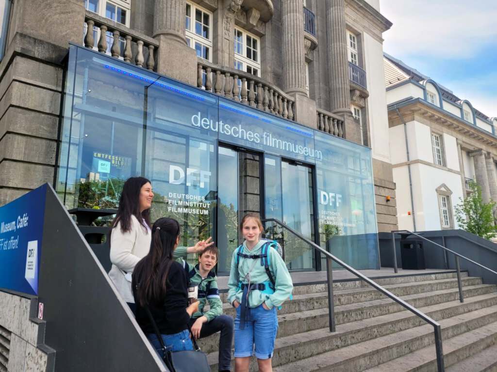 Mitglieder der JUMA22-Redaktion vor dem Filmmuseum in Frankfurt
