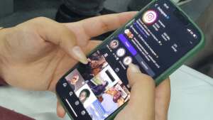 ein Handy, auf dem Instagram geöffnet ist