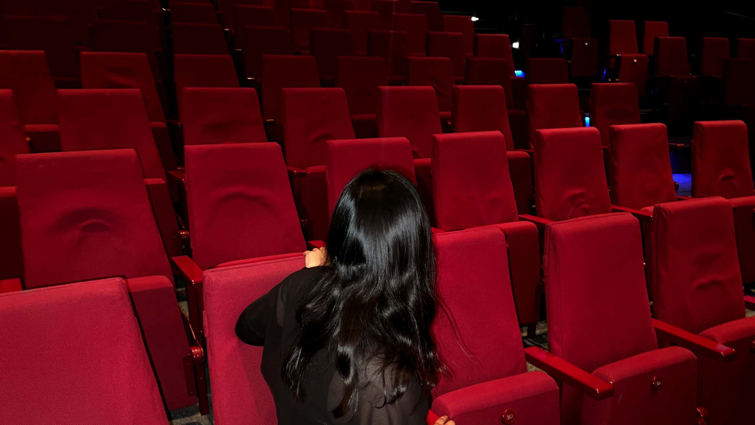 Person im Kinosaal
