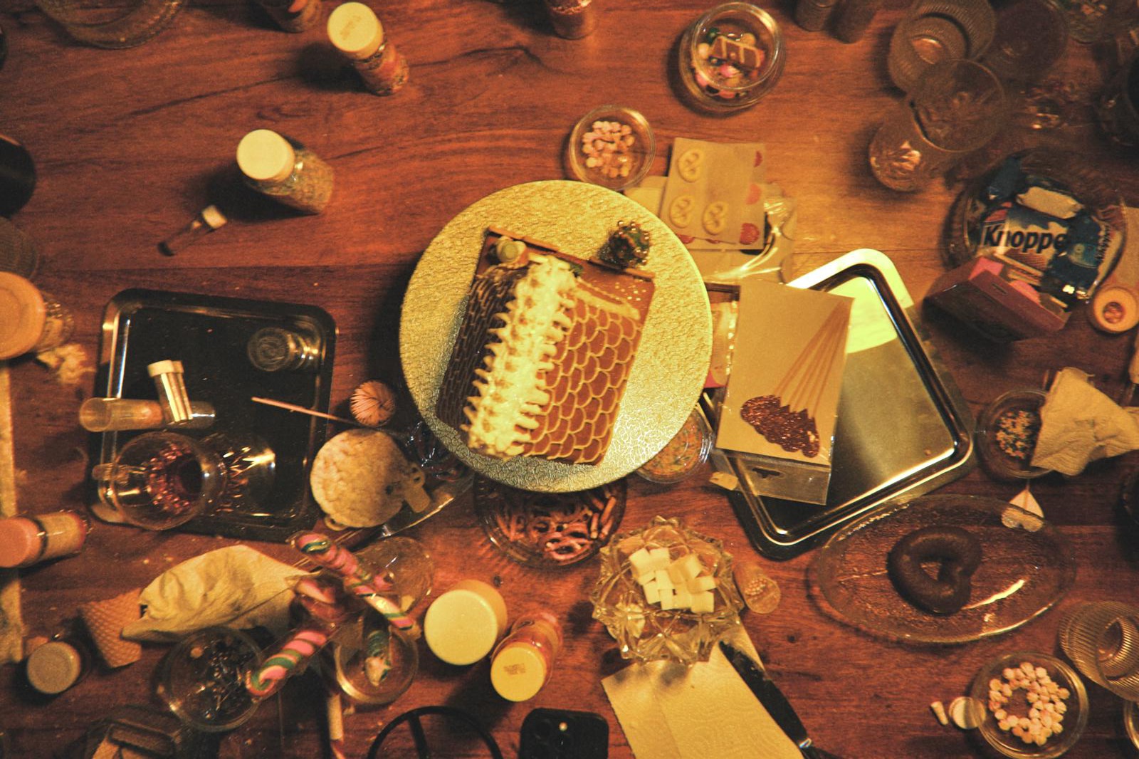 Lebkuchenhaus mit Zutaten auf einem Tisch