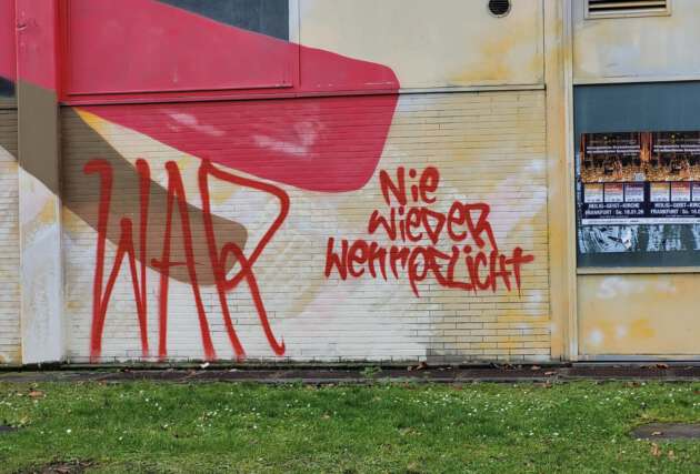 Mit roter Farbe wurde an die Wand eines Gebäudes "Nie wieder Wehrpflicht" gesprayt.