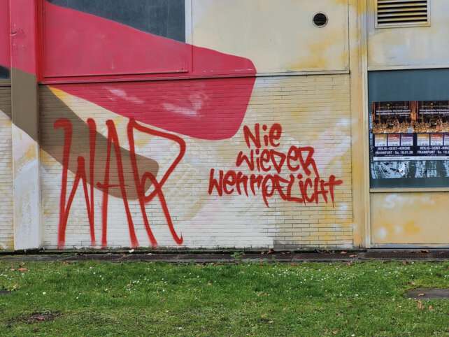 Mit roter Farbe wurde an die Wand eines Gebäudes "Nie wieder Wehrpflicht" gesprayt.