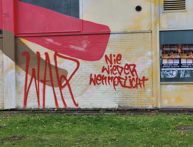 Mit roter Farbe wurde an die Wand eines Gebäudes "Nie wieder Wehrpflicht" gesprayt.