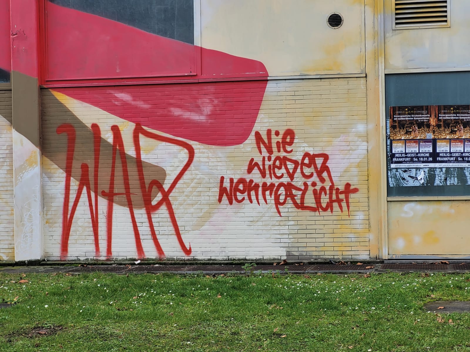 Mit roter Farbe wurde an die Wand eines Gebäudes "Nie wieder Wehrpflicht" gesprayt.